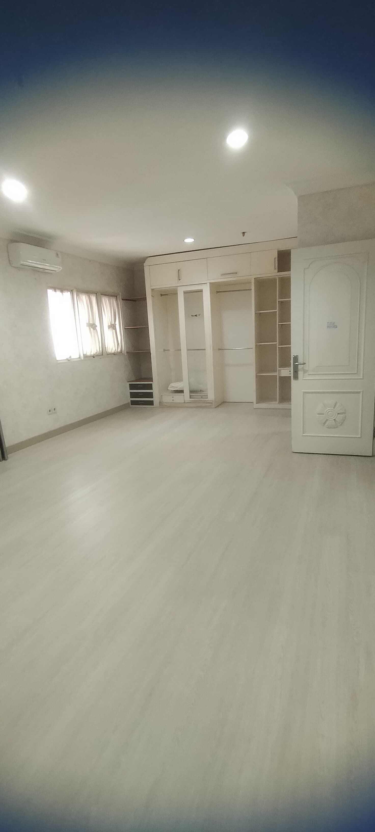 Rumah cluster 3 lantai semi furnished , Lokasi Ok di The Villas Kelapa Gading