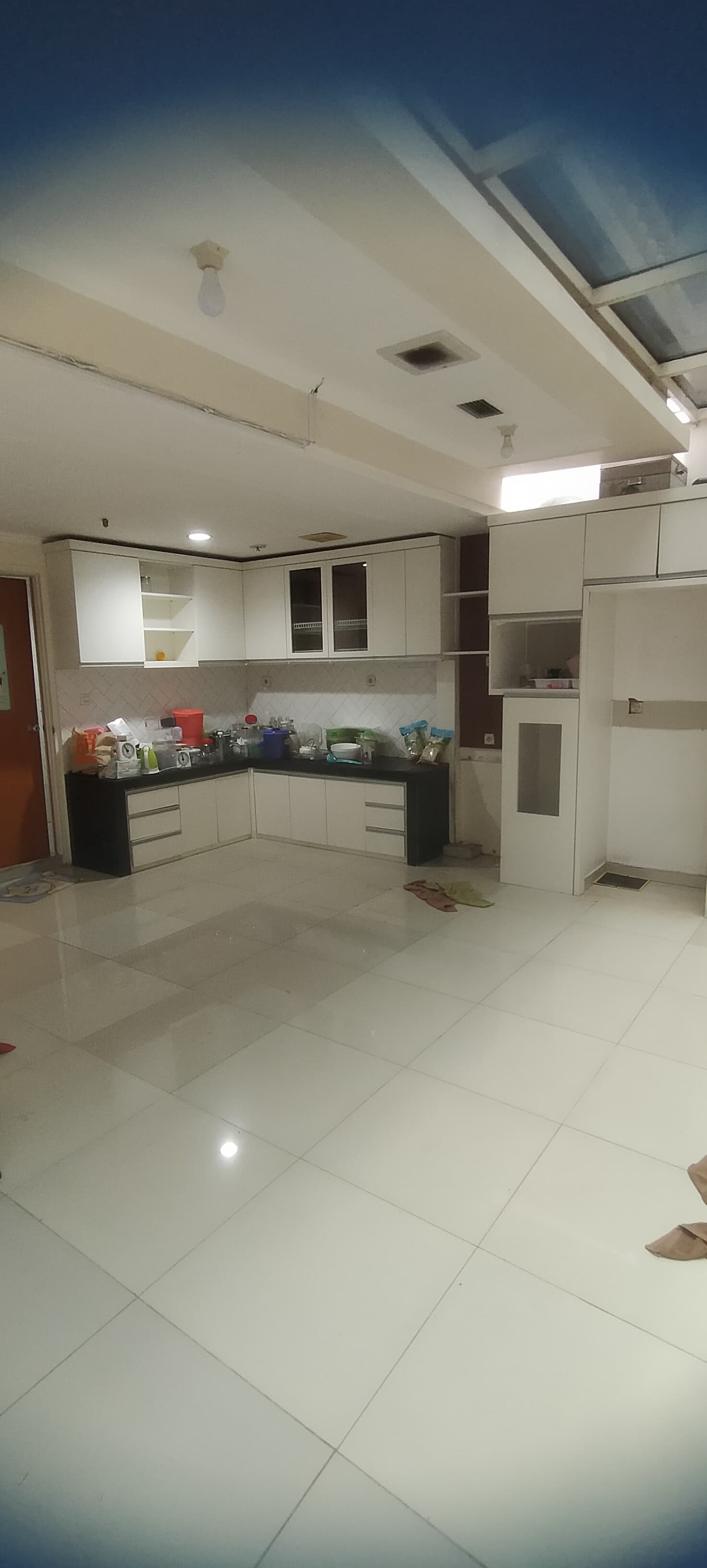Rumah cluster 3 lantai semi furnished , Lokasi Ok di The Villas Kelapa Gading