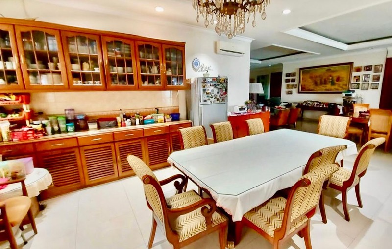 Rumah Mewah di Kebayoran Baru Jakarta Selatan SHM dengan LT 792 m2 LB 470 m2 ada Kolam Renang Privat