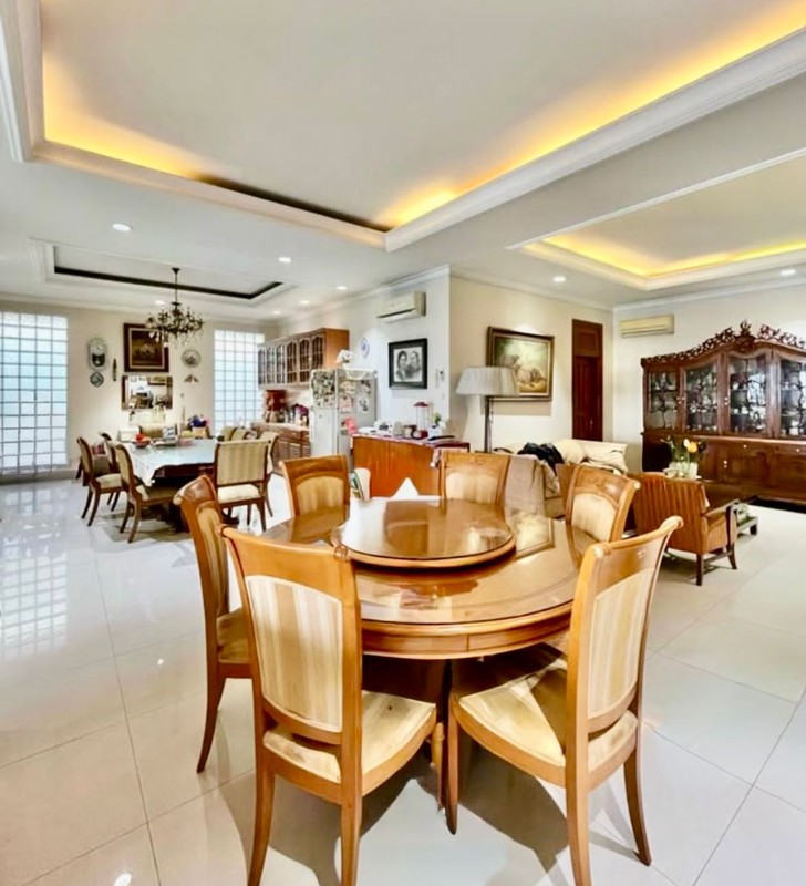 Rumah Mewah di Kebayoran Baru Jakarta Selatan SHM dengan LT 792 m2 LB 470 m2 ada Kolam Renang Privat