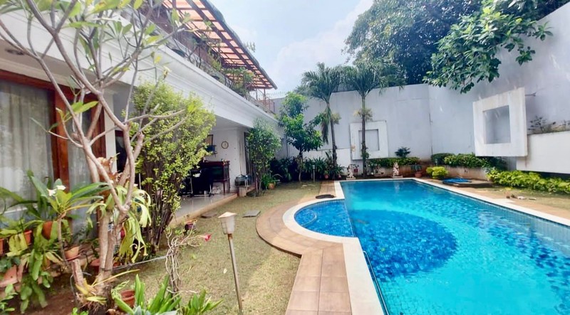 Rumah Mewah di Kebayoran Baru Jakarta Selatan SHM dengan LT 792 m2 LB 470 m2 ada Kolam Renang Privat