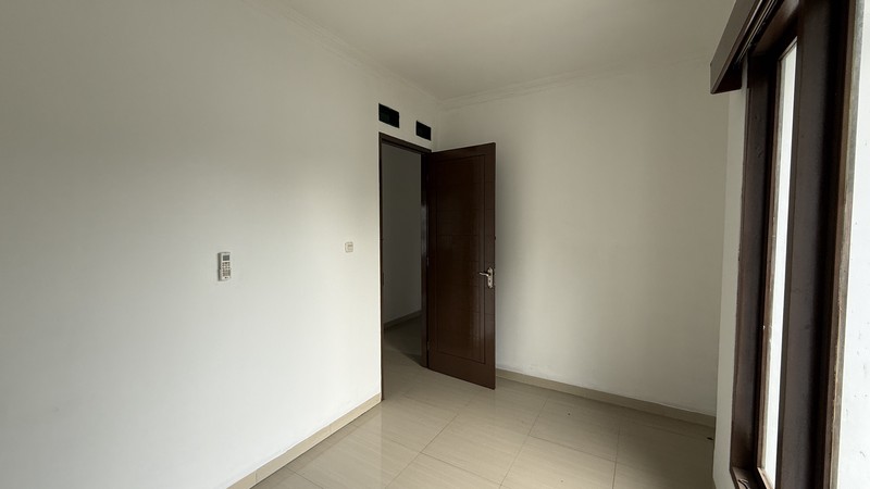 RUMAH MODERN SIAP HUNI DI JAGAKARSA, JAKARTA SELATAN