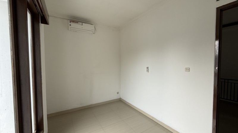 RUMAH MODERN SIAP HUNI DI JAGAKARSA, JAKARTA SELATAN