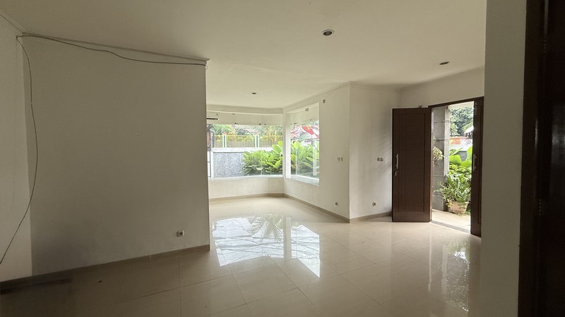 RUMAH MODERN SIAP HUNI DI JAGAKARSA, JAKARTA SELATAN