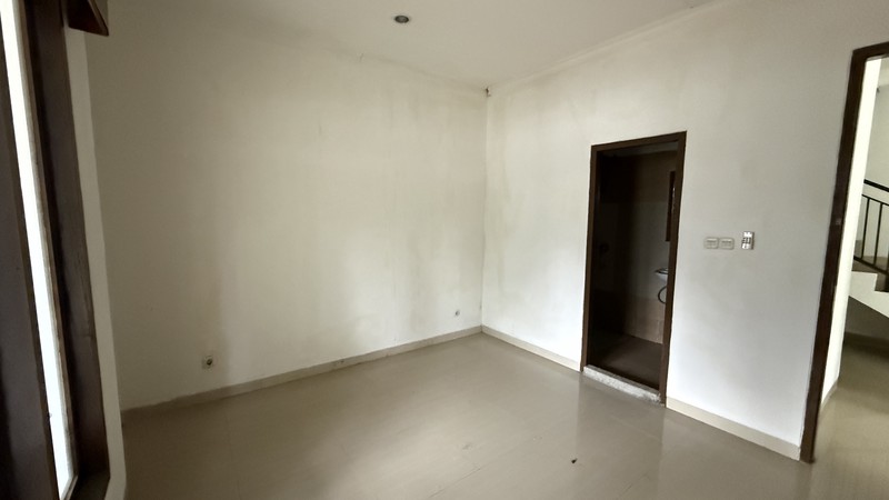 RUMAH MODERN SIAP HUNI DI JAGAKARSA, JAKARTA SELATAN