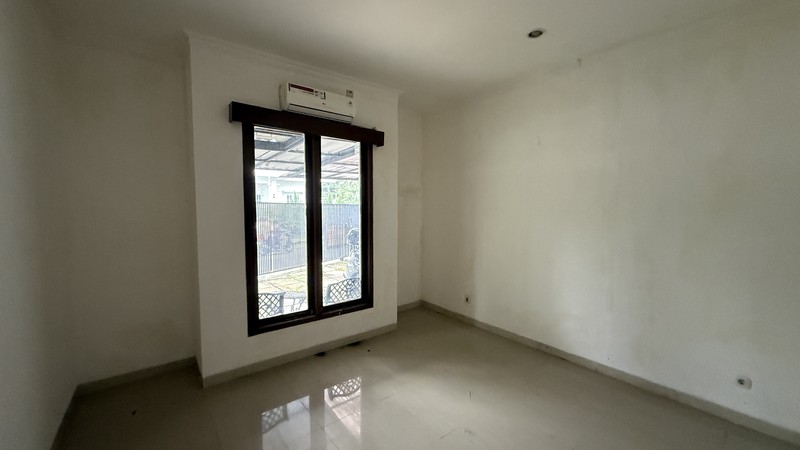RUMAH MODERN SIAP HUNI DI JAGAKARSA, JAKARTA SELATAN