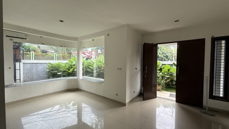 RUMAH MODERN SIAP HUNI DI JAGAKARSA, JAKARTA SELATAN