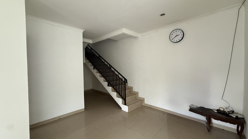 RUMAH MODERN SIAP HUNI DI JAGAKARSA, JAKARTA SELATAN