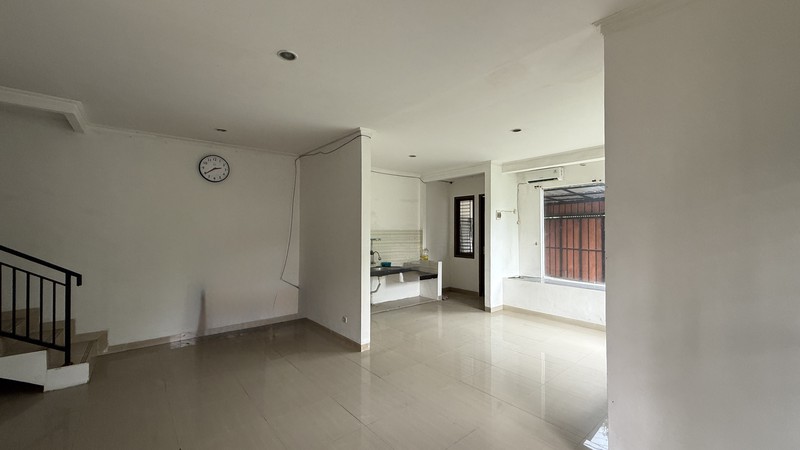 RUMAH MODERN SIAP HUNI DI JAGAKARSA, JAKARTA SELATAN