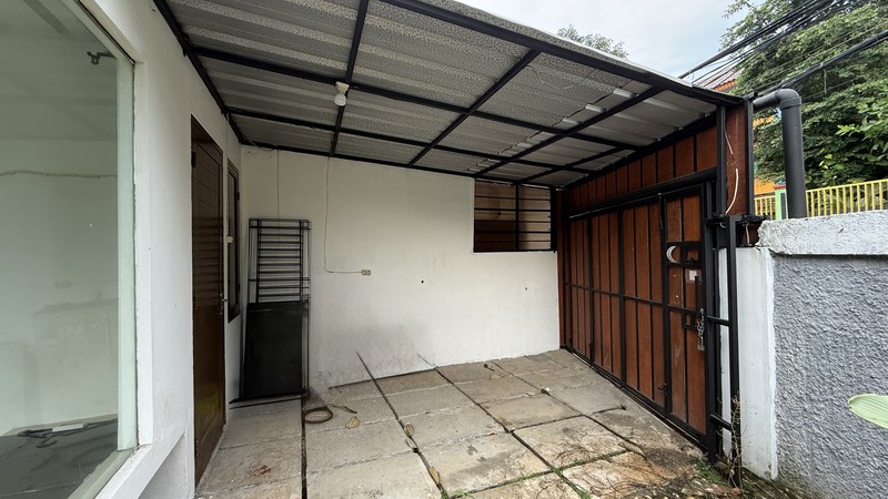RUMAH MODERN SIAP HUNI DI JAGAKARSA, JAKARTA SELATAN