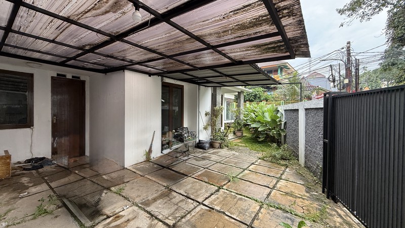 RUMAH MODERN SIAP HUNI DI JAGAKARSA, JAKARTA SELATAN