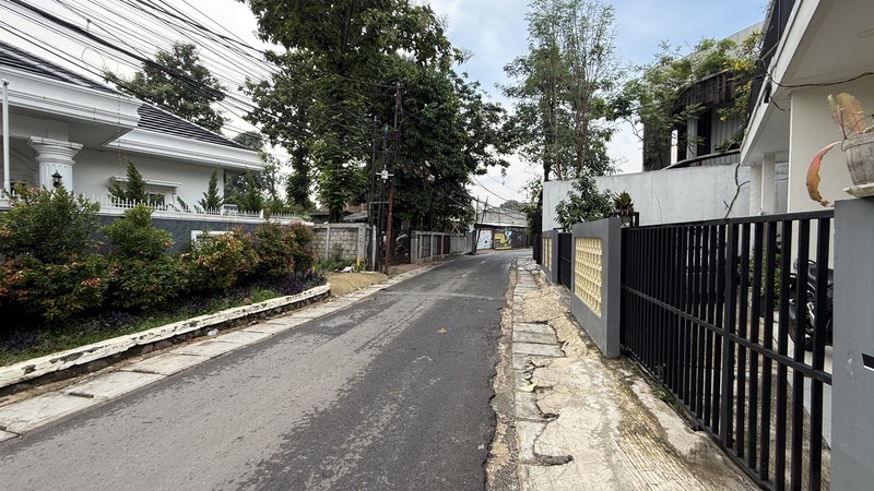 RUMAH MODERN SIAP HUNI DI JAGAKARSA, JAKARTA SELATAN