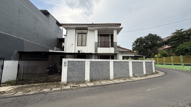 RUMAH MODERN SIAP HUNI DI JAGAKARSA, JAKARTA SELATAN