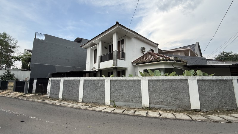 RUMAH MODERN SIAP HUNI DI JAGAKARSA, JAKARTA SELATAN