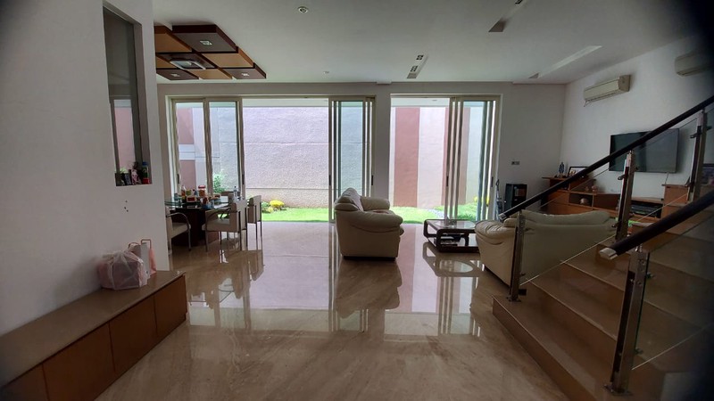 Dijual Rumah Split Level Design Full MARMER Graha Famili Surabaya Barat