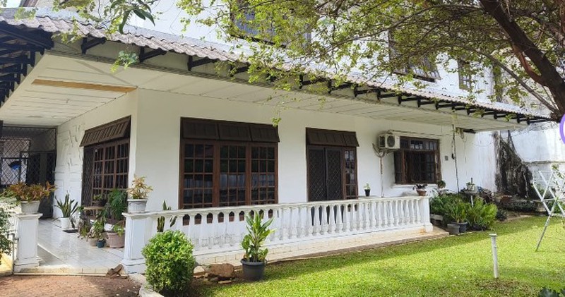 Rumah Klasik Dalam Komplek Dekat Stasiun MRT Lebak Bulus Jakarta Selatan