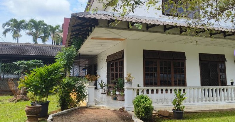 Rumah Klasik Dalam Komplek Dekat Stasiun MRT Lebak Bulus Jakarta Selatan