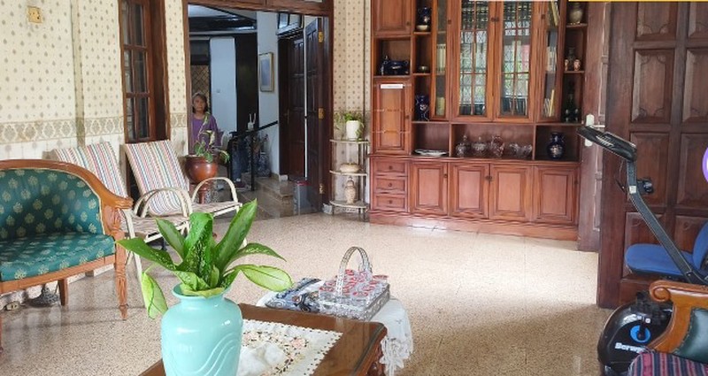 Rumah Klasik Dalam Komplek Dekat Stasiun MRT Lebak Bulus Jakarta Selatan