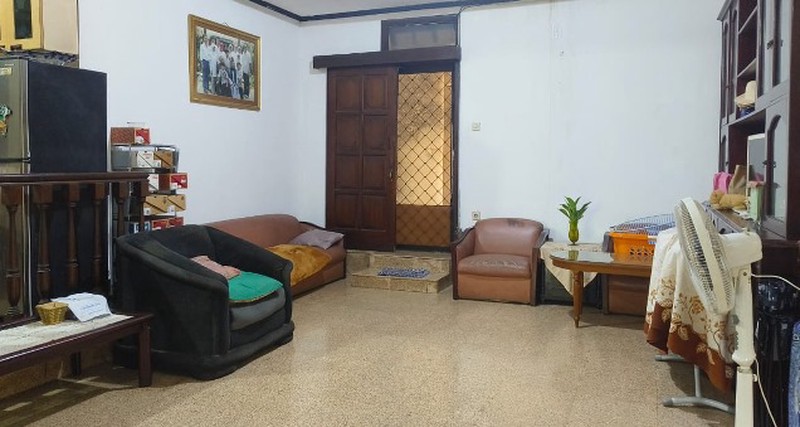 Rumah Klasik Dalam Komplek Dekat Stasiun MRT Lebak Bulus Jakarta Selatan