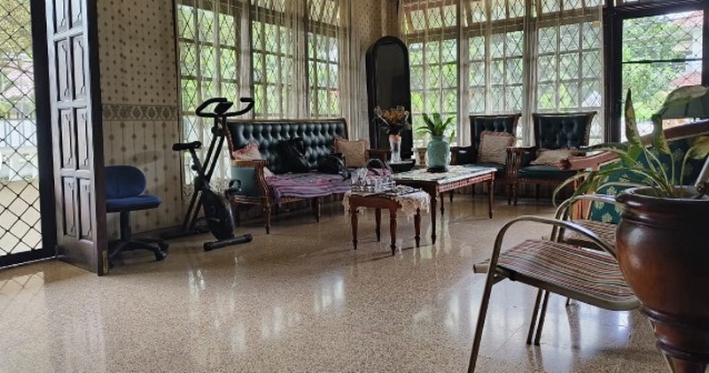Rumah Klasik Dalam Komplek Dekat Stasiun MRT Lebak Bulus Jakarta Selatan