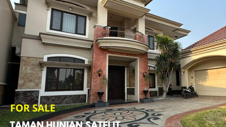 Rumah private pool taman hunian Satelit Surabaya barat
