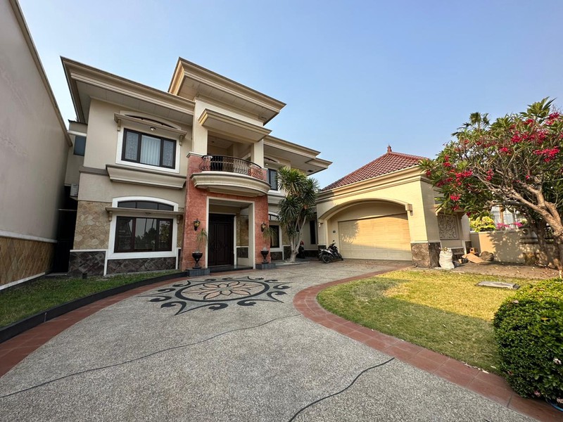 Sewa Rumah Private Pool Taman Hunian Satelit Siap Huni 