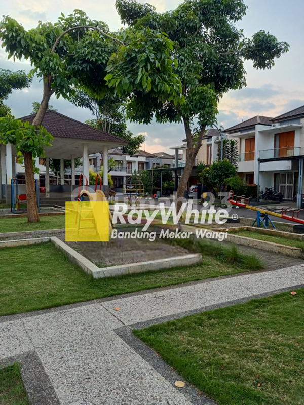For Sale Rumah 2 Lantai Bagus Furnished di Cherry Field, Bandung