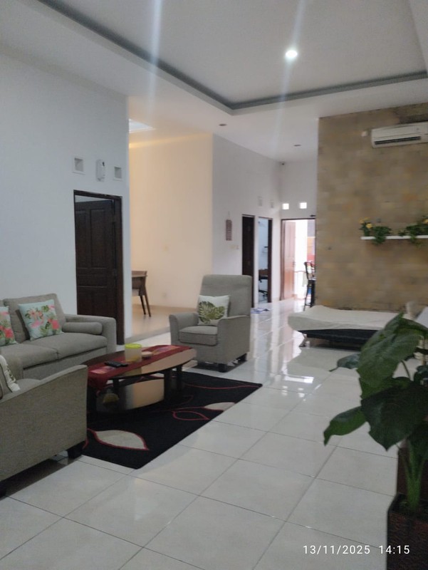 Disewakan Rumah Semi Furnish Sangat Strategis di Nolokaten, Depok , Hanya 2 Menit ke Amplaz