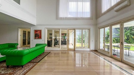 Dijual Rumah Mewah dengan Kolam Renang di Jl Denpasar III Mega Kuningan