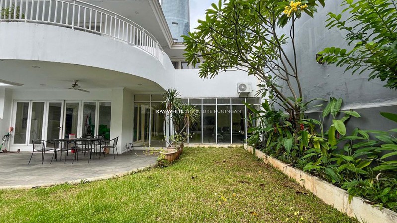 Dijual Rumah Mewah dengan Kolam Renang di Jl Denpasar III Mega Kuningan