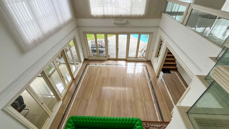 Dijual Rumah Mewah dengan Kolam Renang di Jl Denpasar III Mega Kuningan