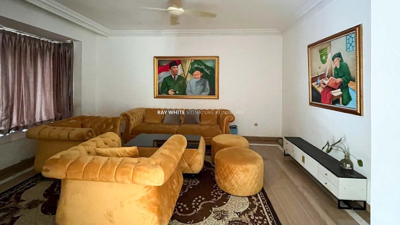 Dijual Rumah Mewah dengan Kolam Renang di Jl Denpasar III Mega Kuningan