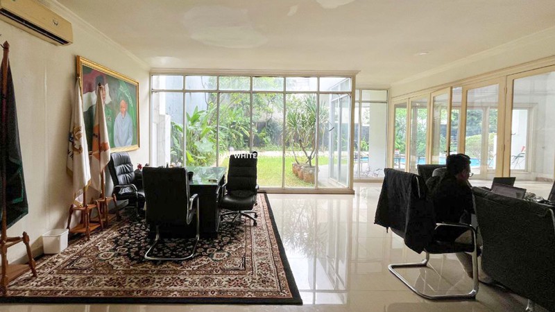 Dijual Rumah Mewah dengan Kolam Renang di Jl Denpasar III Mega Kuningan