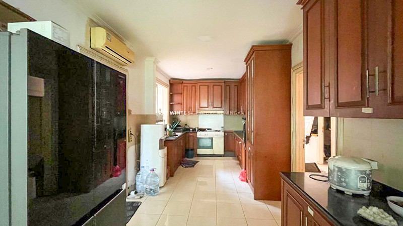 Dijual Rumah Mewah dengan Kolam Renang di Jl Denpasar III Mega Kuningan