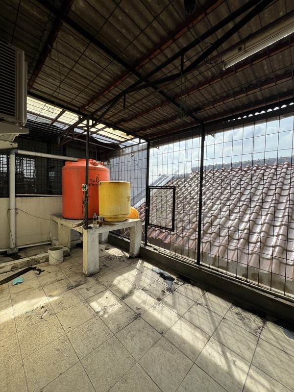 Rumah Sunter Medit Jalan Boulevard  6x18 m2 Hadap Selatan