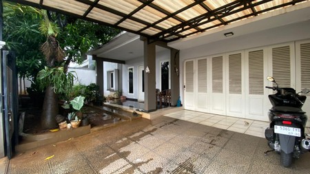 Rumah Luas 1 Lantai dengan Kolam Renang Pribadi di Bangka Kemang