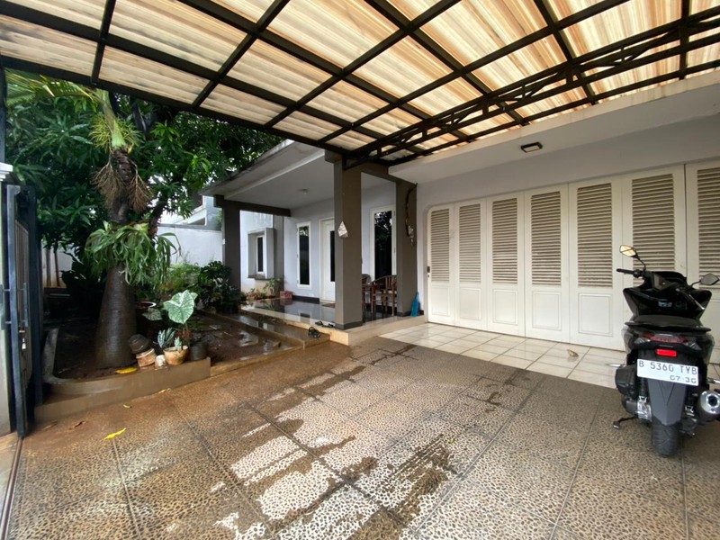 Rumah Luas 1 Lantai dengan Kolam Renang Pribadi di Bangka Kemang