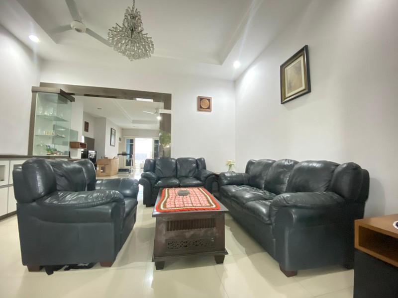 Rumah Luas 1 Lantai dengan Kolam Renang Pribadi di Bangka Kemang