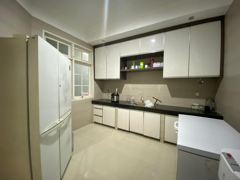 Rumah Luas 1 Lantai dengan Kolam Renang Pribadi di Bangka Kemang