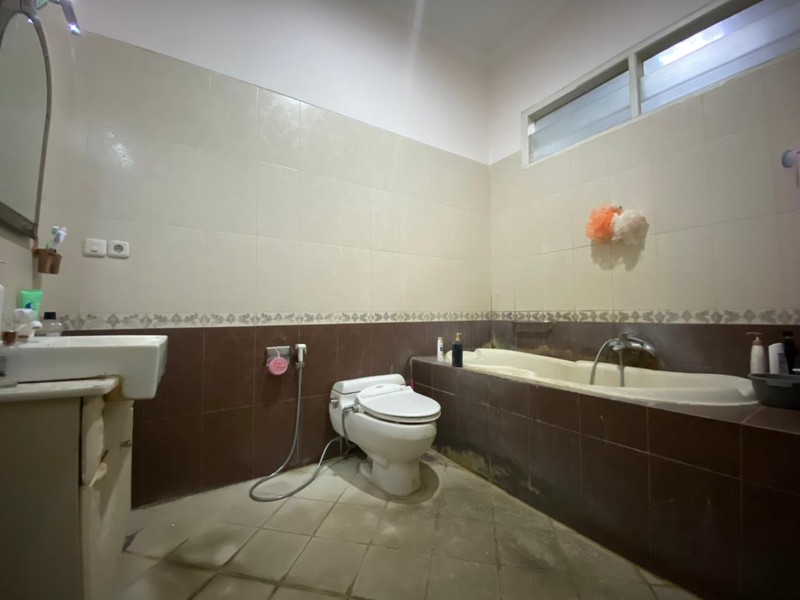 Rumah Luas 1 Lantai dengan Kolam Renang Pribadi di Bangka Kemang