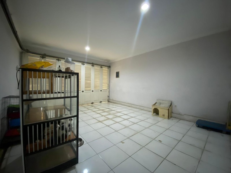 Rumah Luas 1 Lantai dengan Kolam Renang Pribadi di Bangka Kemang