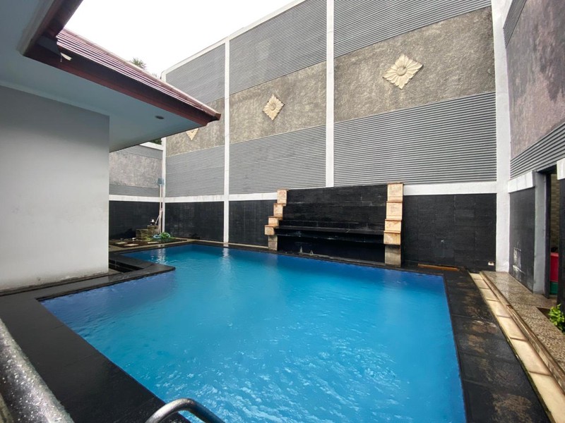 Rumah Luas 1 Lantai dengan Kolam Renang Pribadi di Bangka Kemang