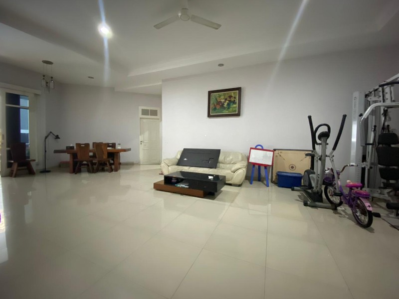 Rumah Luas 1 Lantai dengan Kolam Renang Pribadi di Bangka Kemang