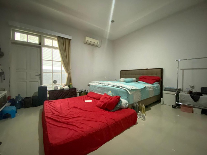 Rumah Luas 1 Lantai dengan Kolam Renang Pribadi di Bangka Kemang