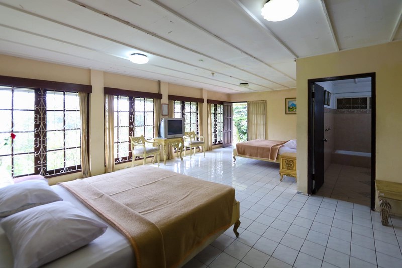 Villa klasik luas di Cimacan Cipanas akses dari Bogor Sentul City