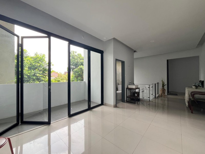 Rumah Luas & Asri Semi Furnished Dalam Komplek Nyaman di Cinere