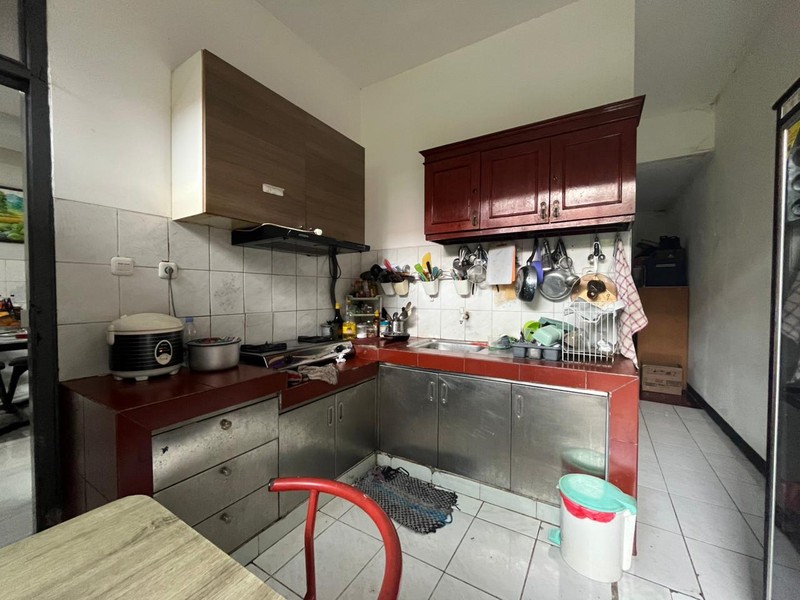 Rumah Luas & Asri Semi Furnished Dalam Komplek Nyaman di Cinere