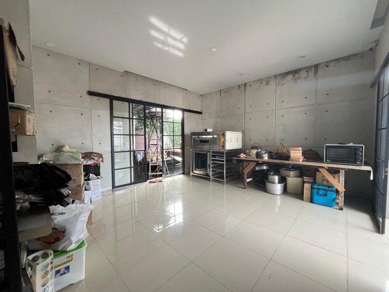 Rumah Luas & Asri Semi Furnished Dalam Komplek Nyaman di Cinere