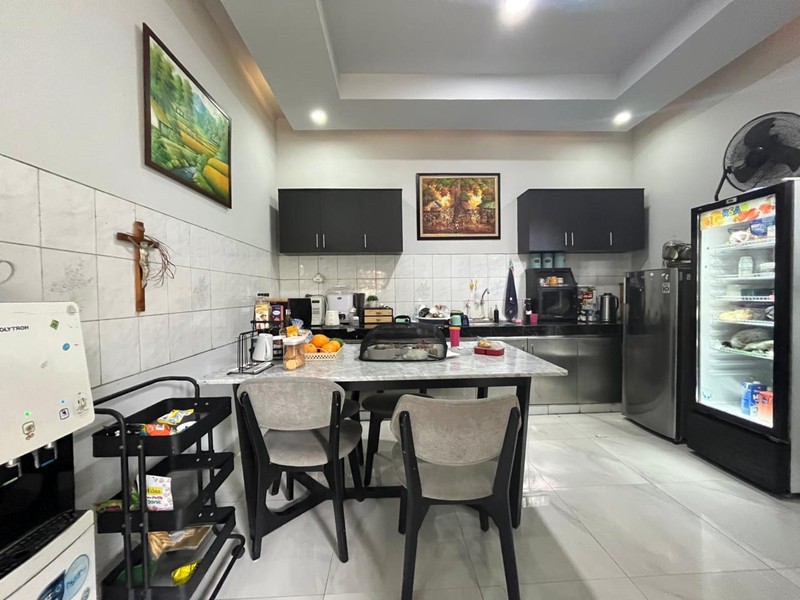 Rumah Luas & Asri Semi Furnished Dalam Komplek Nyaman di Cinere