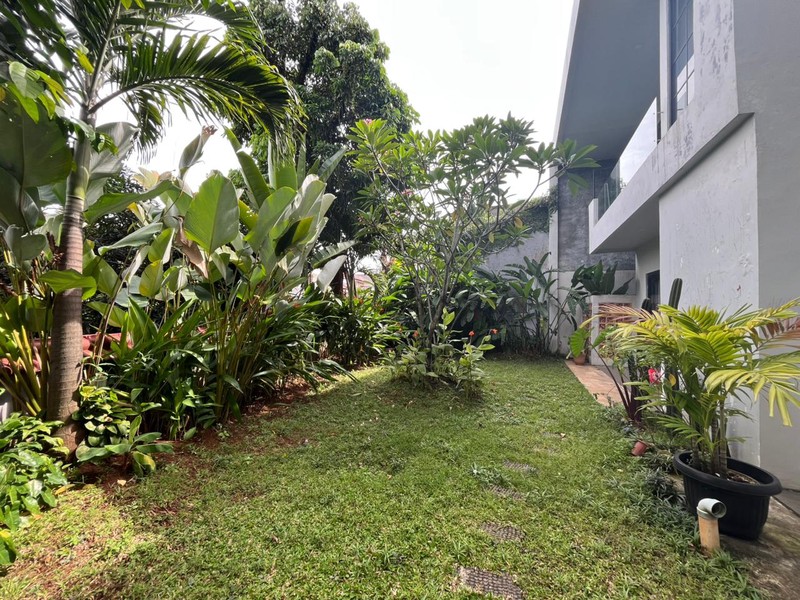 Rumah Luas & Asri Semi Furnished Dalam Komplek Nyaman di Cinere